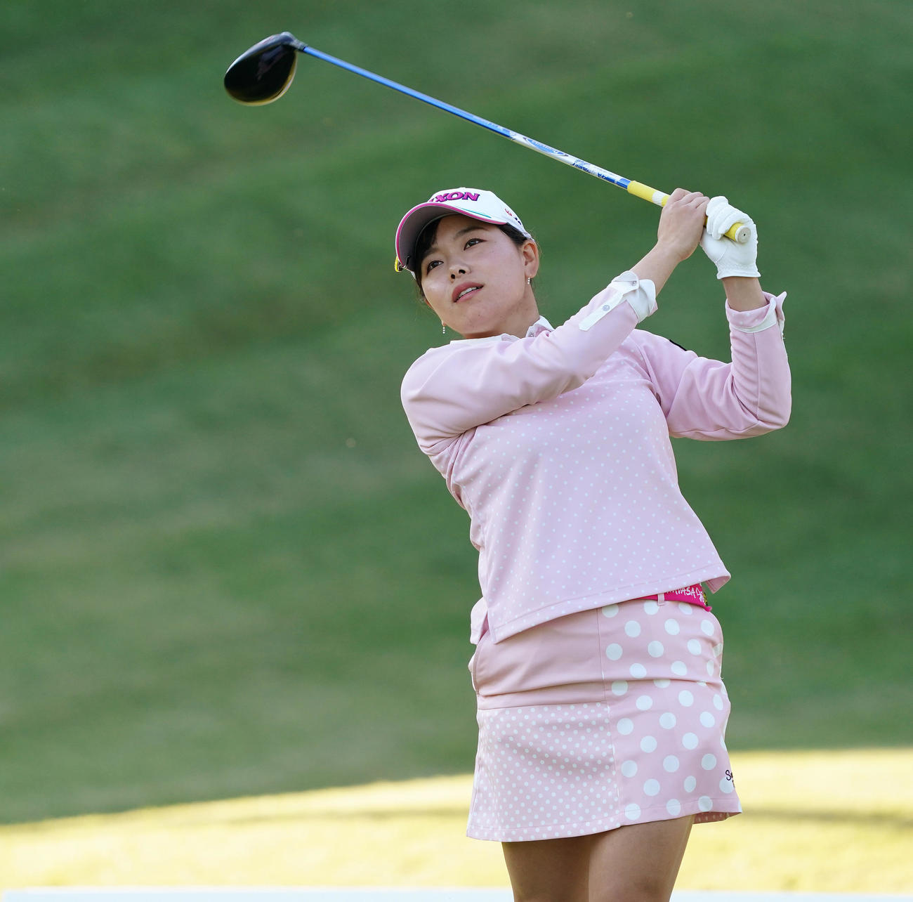 樋口久子・三菱電機レディース第2日　18番、ティーショットを放つ勝みなみ（撮影・菅敏）