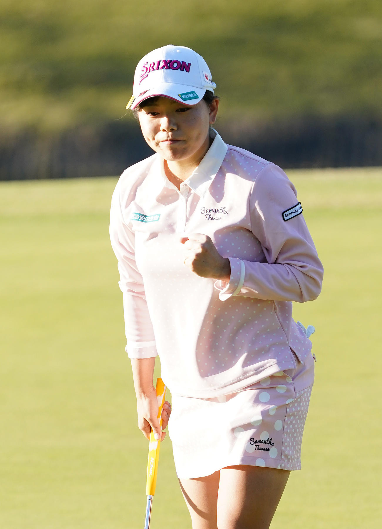 樋口久子・三菱電機レディース第2日　18番、バーティ－パットを決めガッツポーズを見せる勝みなみ（撮影・菅敏）