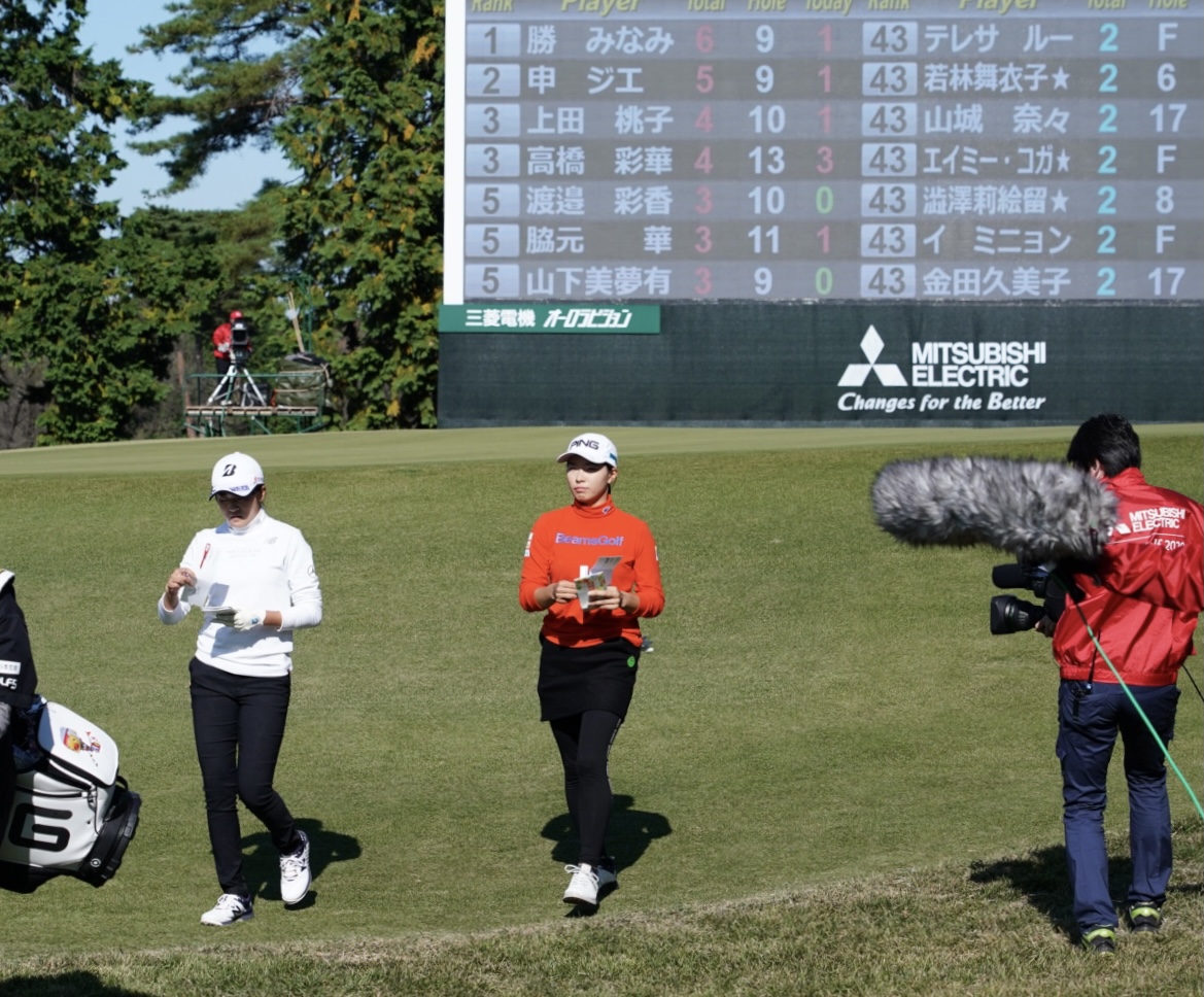樋口久子・三菱電機レディース第2日　ホールアウトし引き揚げる渋野日向子（撮影・菅敏）
