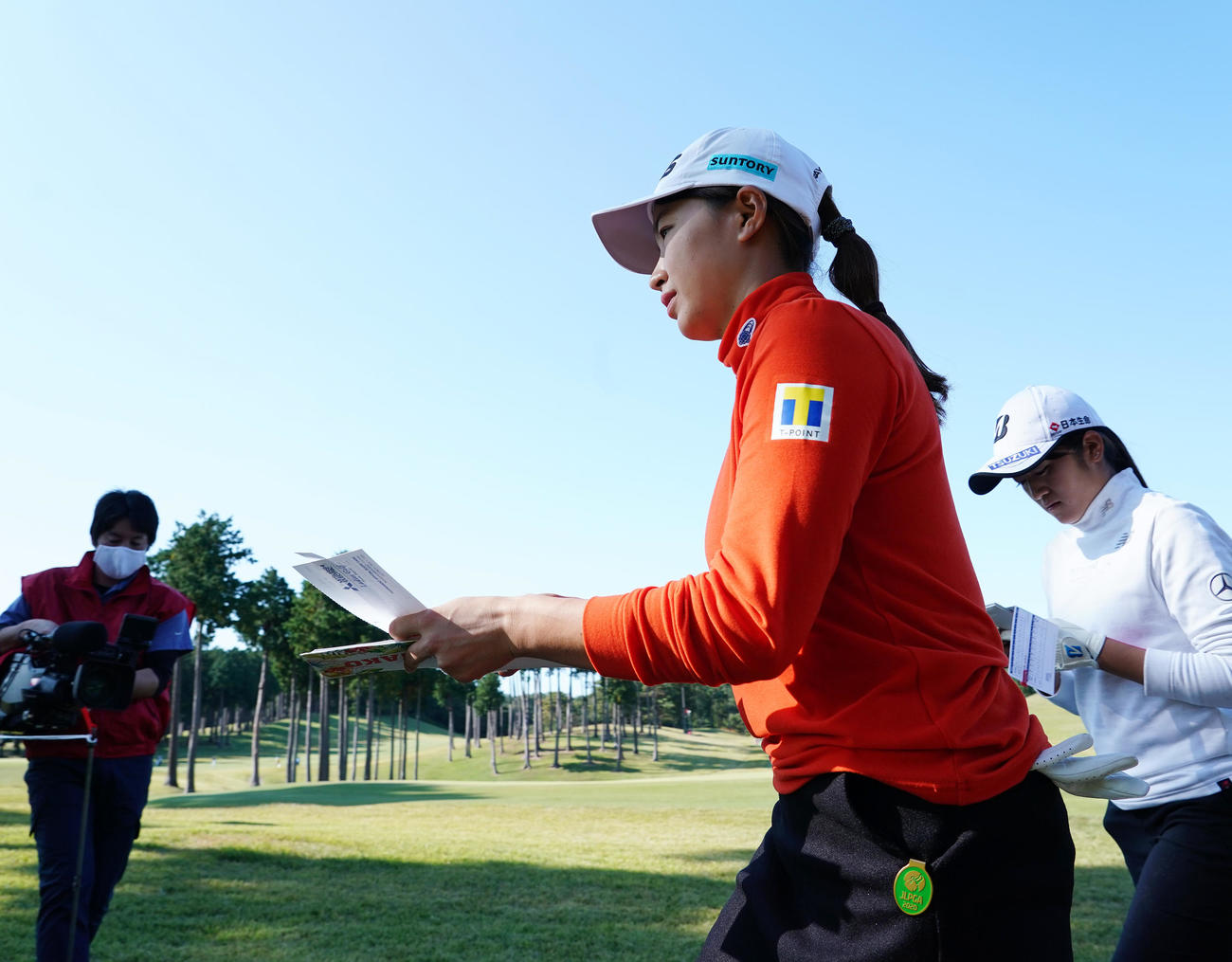 樋口久子・三菱電機レディース第2日目　ホールアウトし、引き揚げる渋野（撮影・菅敏）