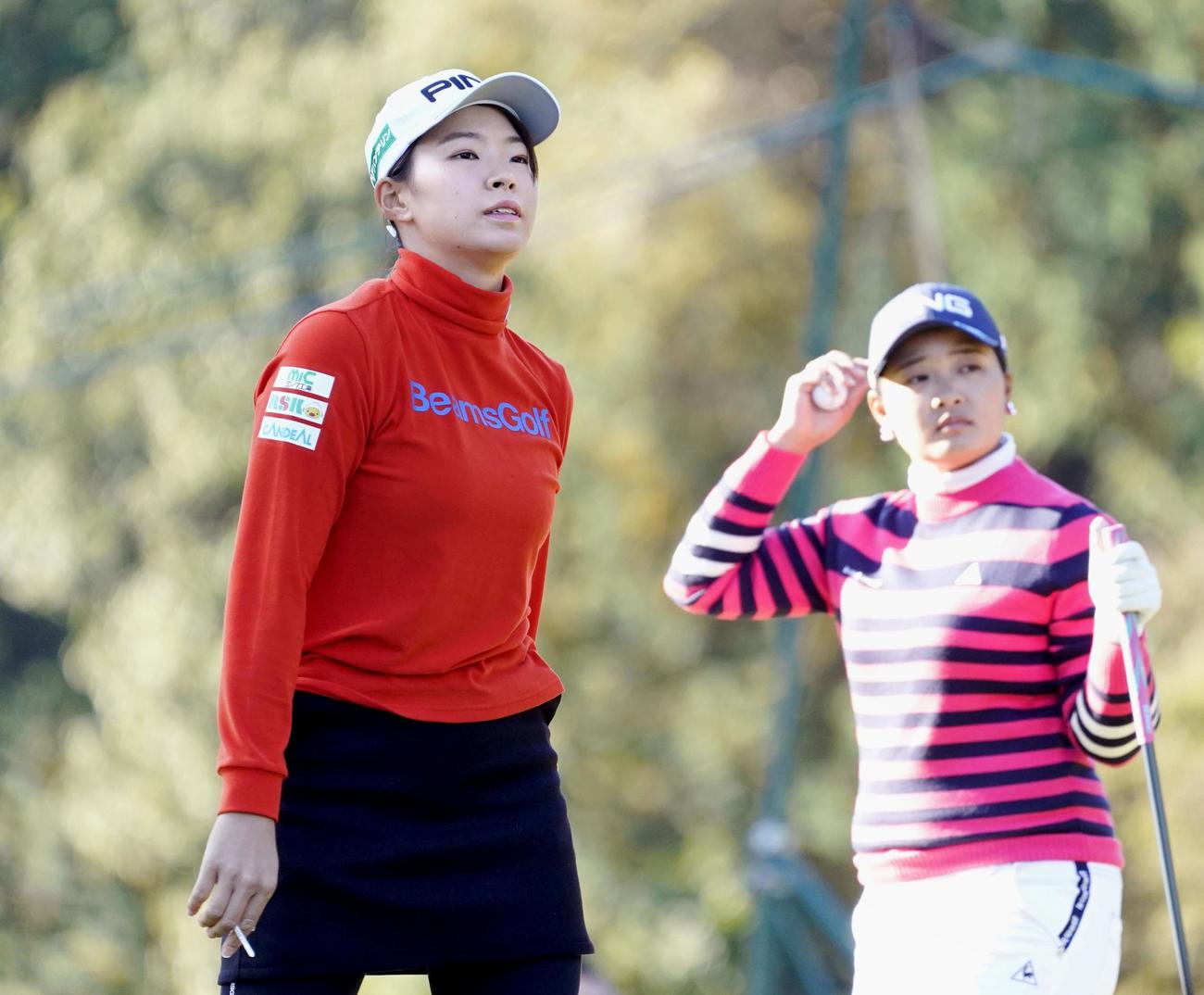 第2日、通算5オーバーの65位で予選落ちした渋野日向子。右は同組の鈴木愛（共同）