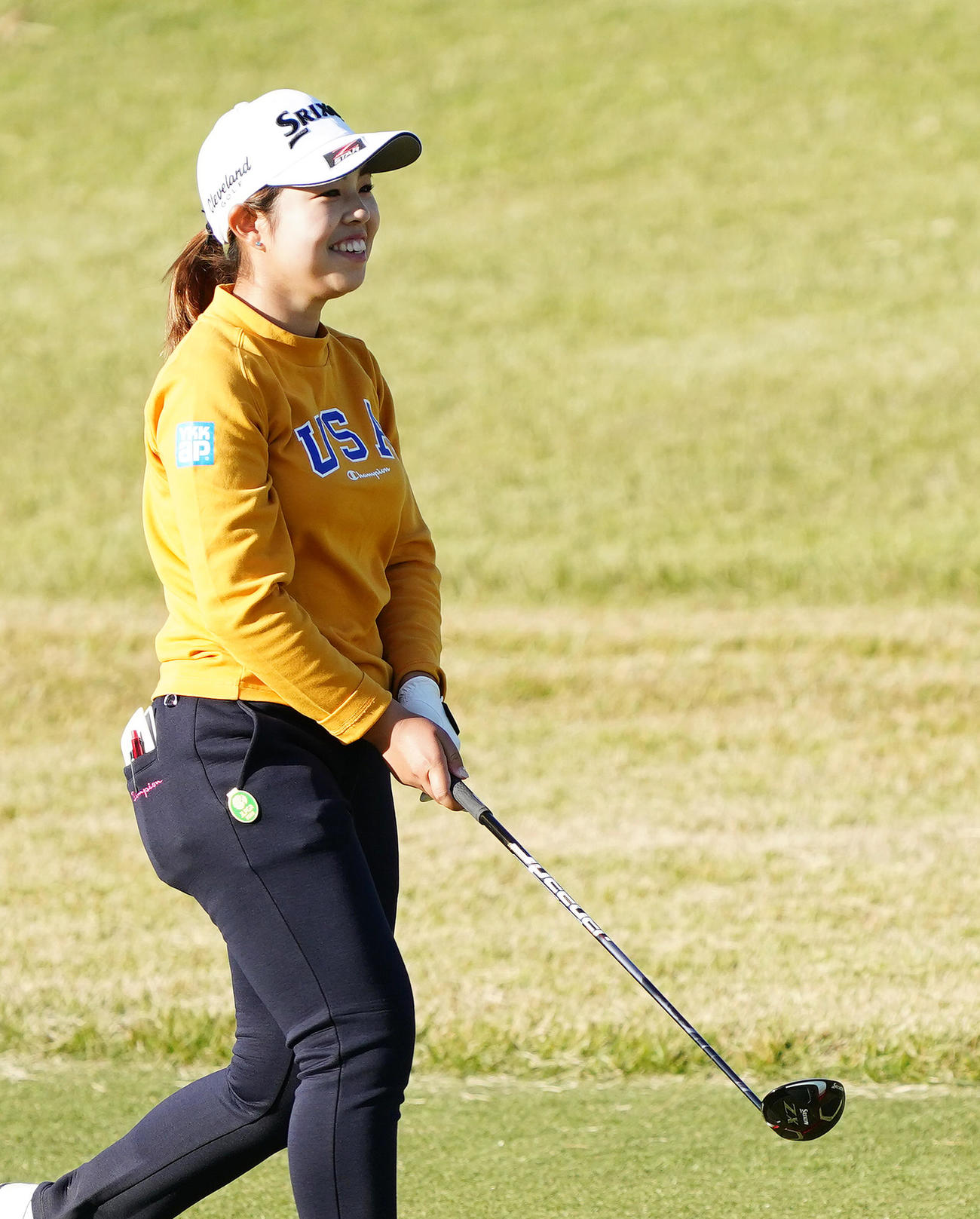 樋口久子・三菱電機レディース第2日目　18番、2打目を放ち、笑顔を見せる山下美夢有（撮影・菅敏）