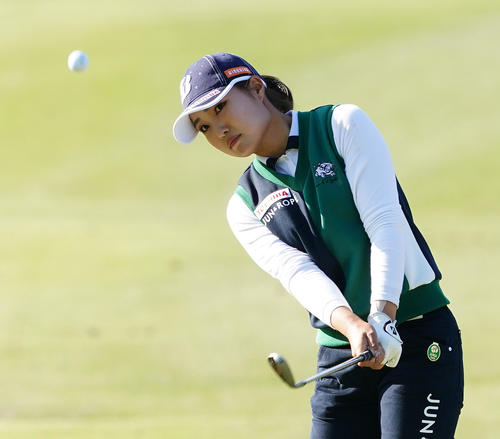 樋口久子・三菱電機レディース第2日目　18番、グリーンへアプローチする高橋彩華（撮影・菅敏）