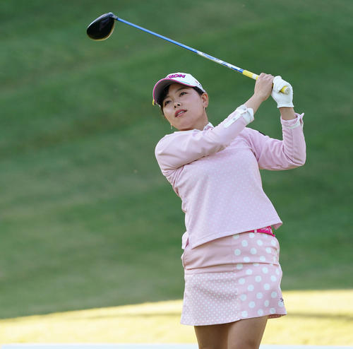 樋口久子・三菱電機レディース第2日目　18番、ティーショットを放つ勝（撮影・菅敏）