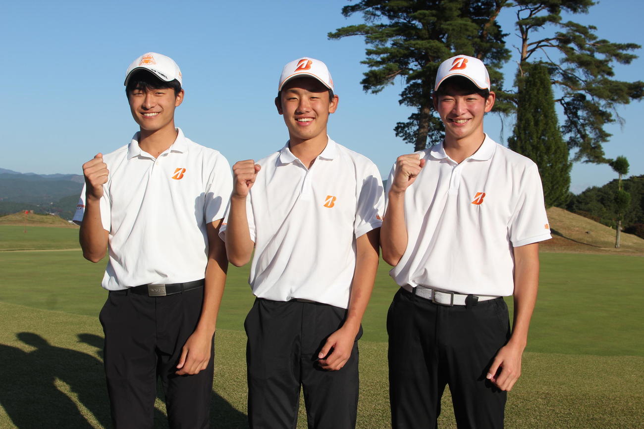 優勝の埼玉栄高。左から鈴木、斉藤、岩井