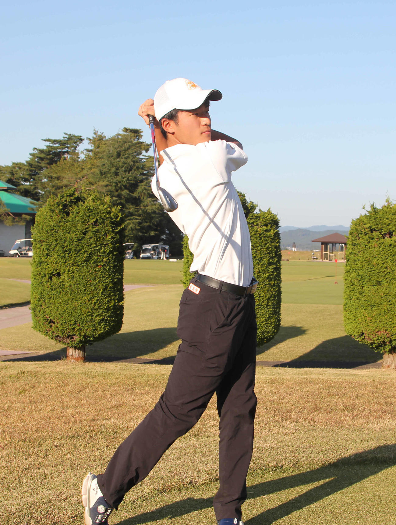 得意のアイアンショットを放つ鈴木隆太
