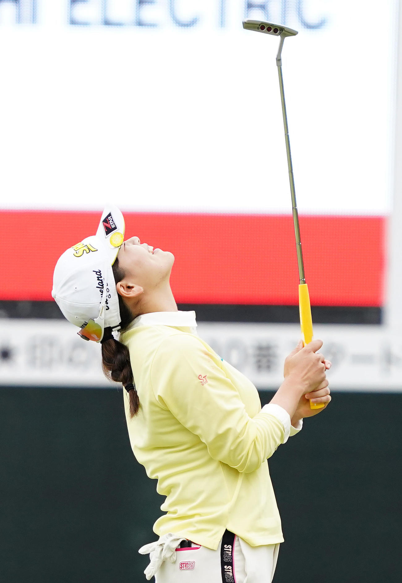 18番、バーディーパットを外し、天を仰ぐ勝（撮影・菅敏）