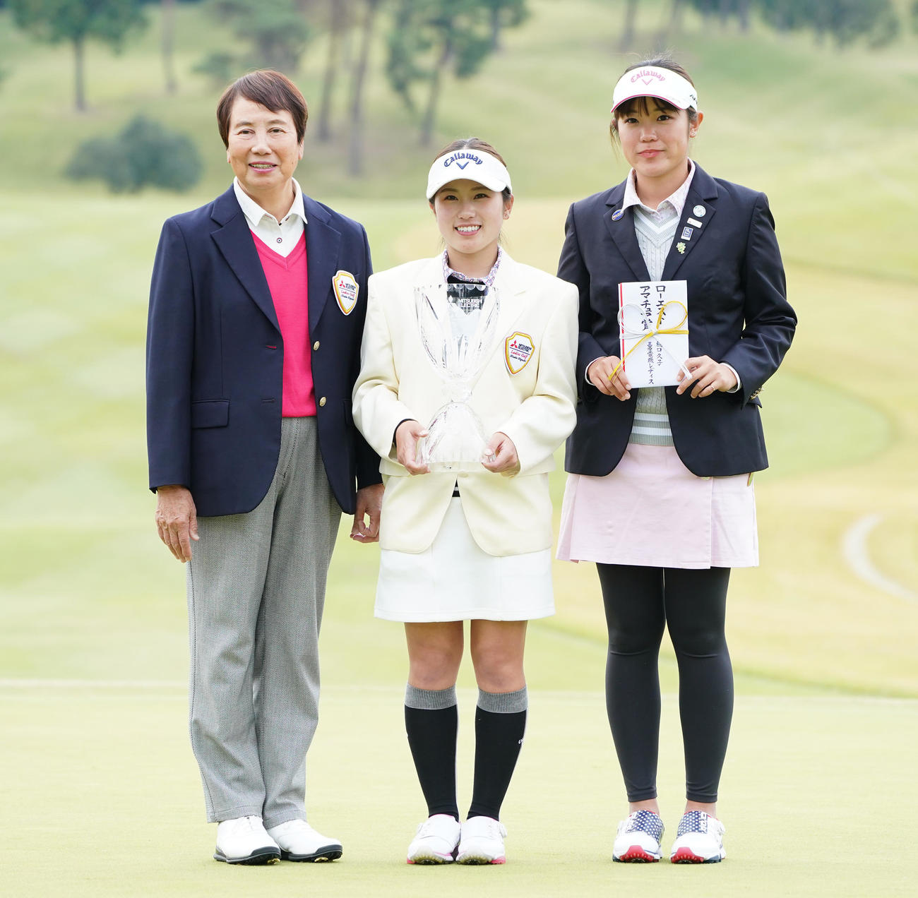 樋口久子特別顧問と記念写真に納まる三菱電機レディースで優勝した西村（中央）とアマチュアで1位の和久井（右）（撮影・菅敏）