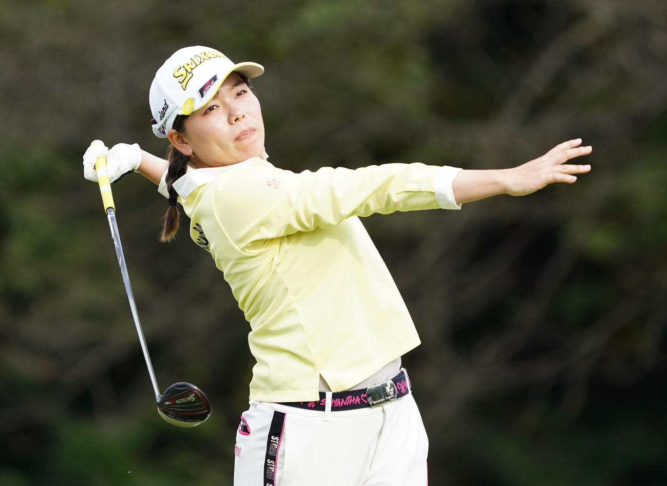 17番、ティーショットを放つ勝（撮影・菅敏）