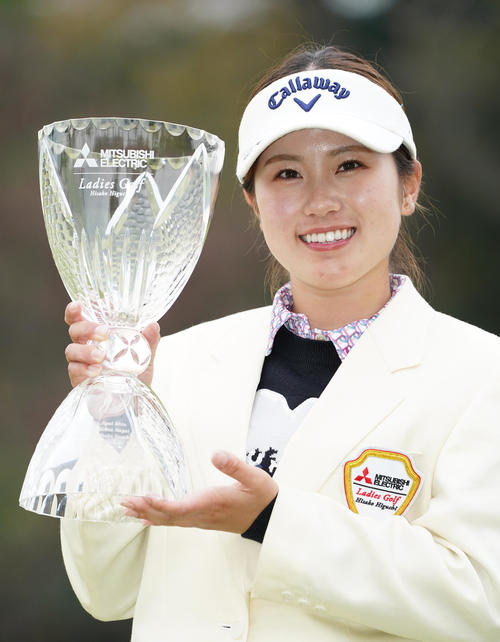 三菱電機レディースを制し、プロ初勝利を挙げた西村は、笑顔で優勝トロフィーを手にする（撮影・菅敏）