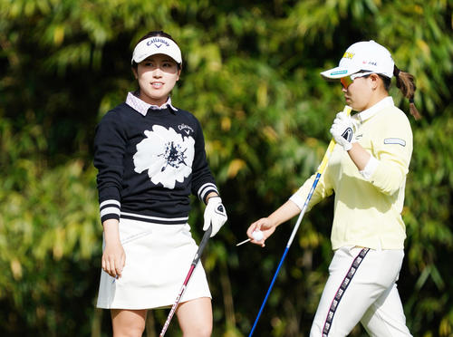 14番、ティーショットを放ち、打球を見つめる西村（左）。右は勝（撮影・菅敏）