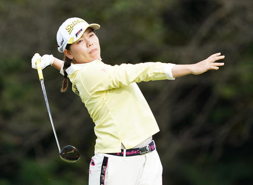 17番、ティーショットを放つ勝（撮影・菅敏）