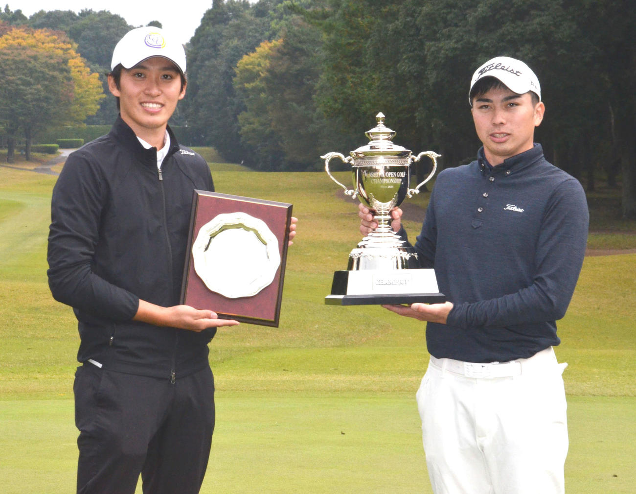 第1回柏オープンゴルフ選手権で優勝した上野晃紀（右）とアマチュアトップの安部高秀