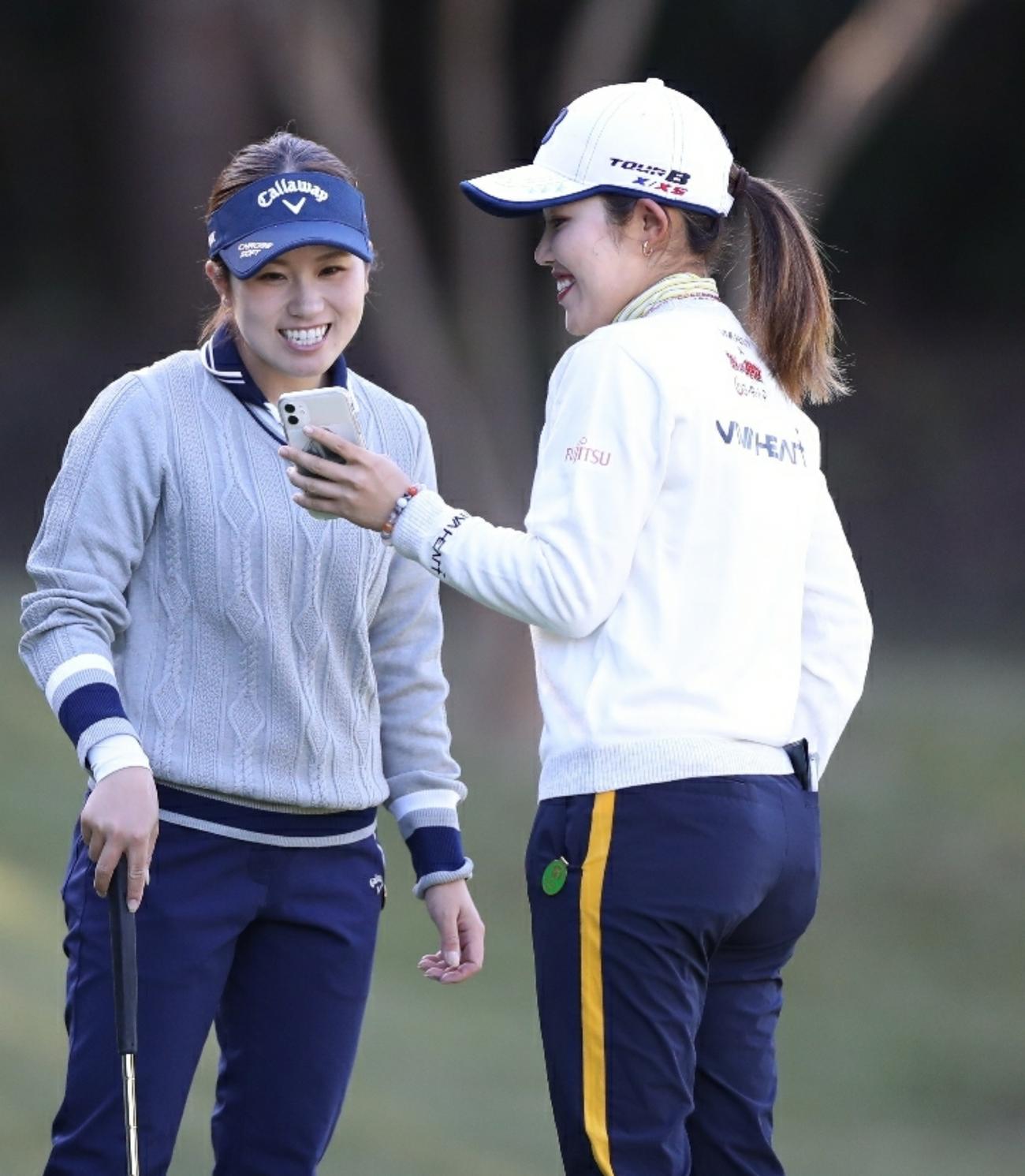 練習ラウンドで笑顔を見せる西村優菜(左)と古江彩佳(撮影・狩俣裕三)