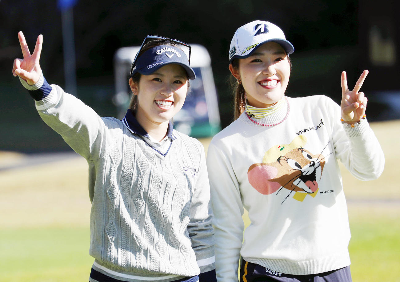 練習ラウンドで仲良く笑顔を見せる西村(左)と古江（撮影・狩俣裕三）