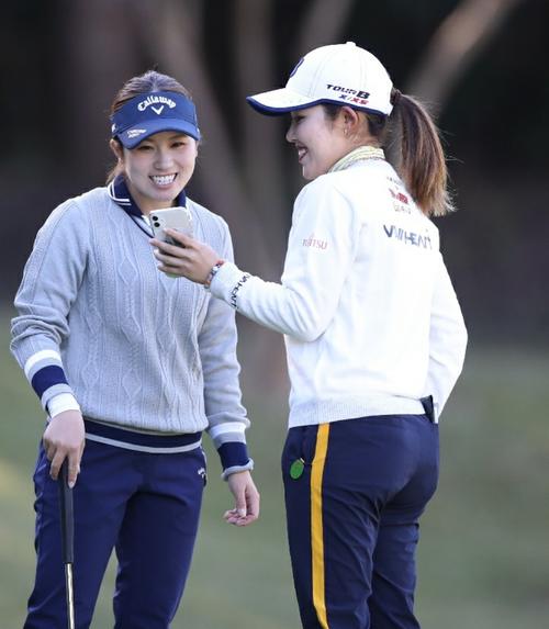 練習ラウンドで笑顔を見せる西村優菜(左)と古江彩佳(撮影・狩俣裕三)