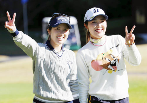 練習ラウンドで仲良く笑顔を見せる西村(左)と古江（撮影・狩俣裕三）