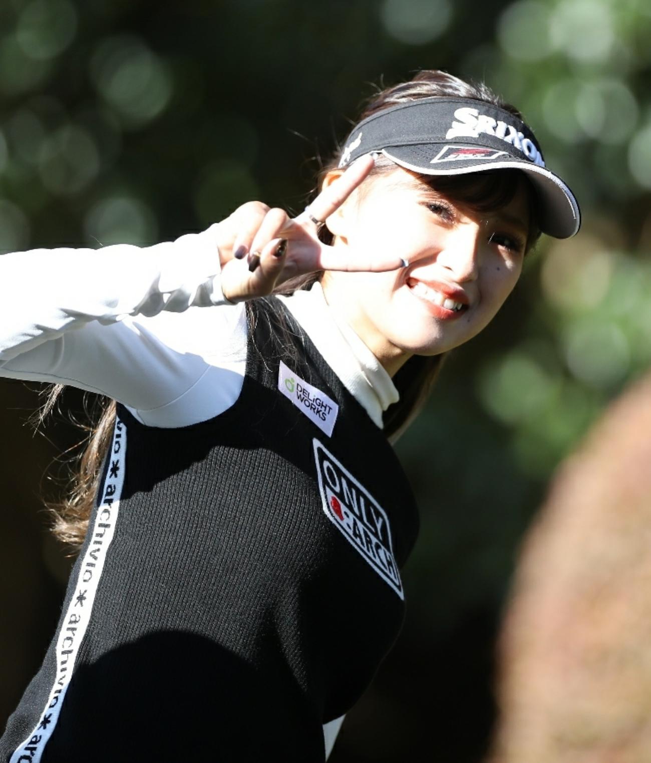 練習ラウンドで笑顔を見せる臼井麗香(撮影・狩俣裕三)