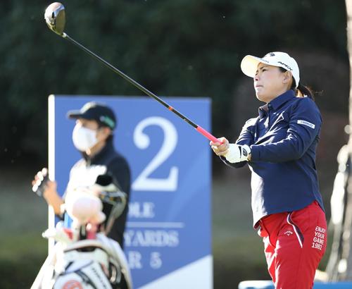 練習ラウンド12番、ティーショットを放つ横峯さくら。後方は夫の森川陽太郎キャディー(撮影・狩俣裕三)