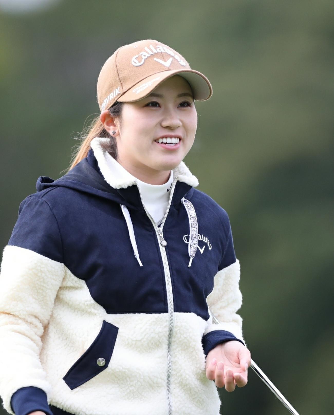 ラウンド前、笑顔であいさつする西村優菜（撮影・狩俣裕三）