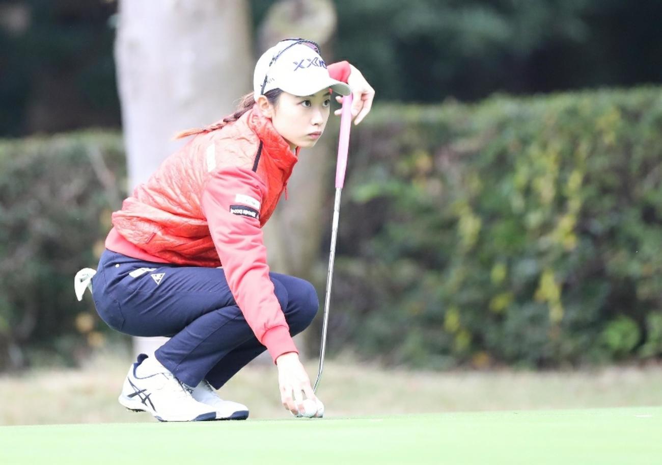ラウンド前、パット練習をする安田祐香（撮影・狩俣裕三）