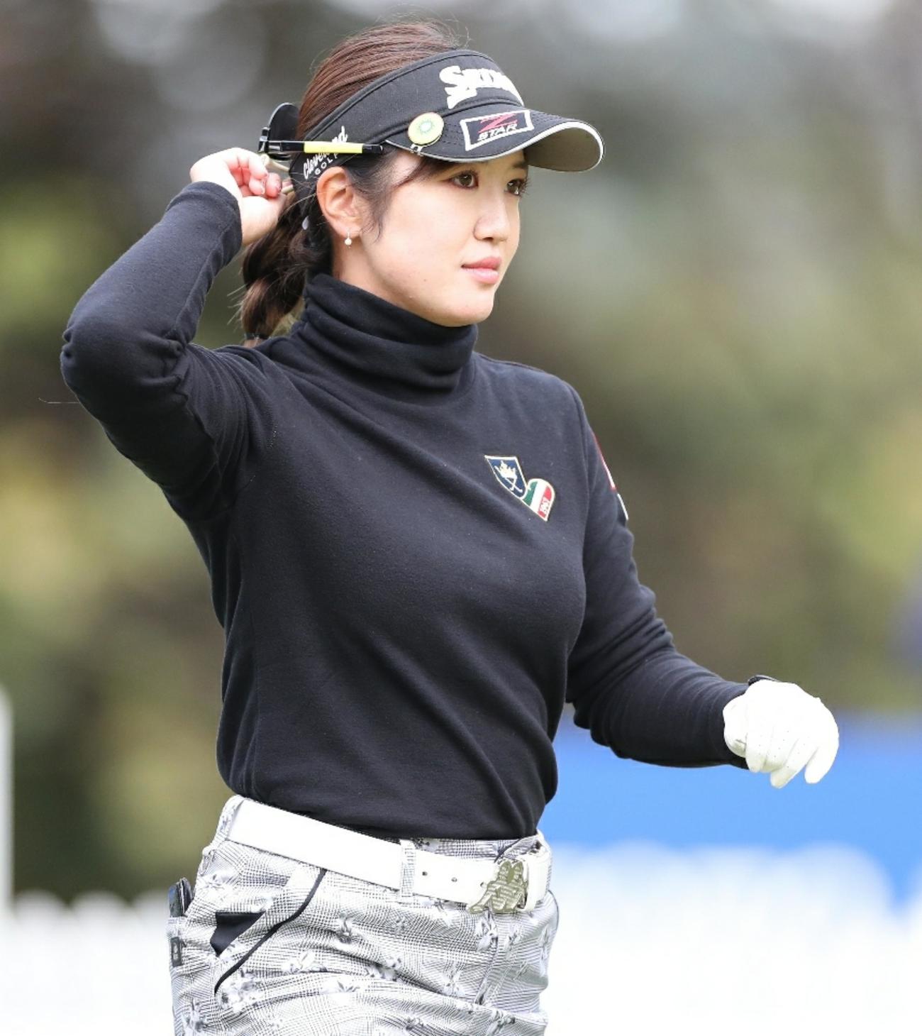 10番、ティーショットを放った後、髪を整える林菜乃子（撮影・狩俣裕三）