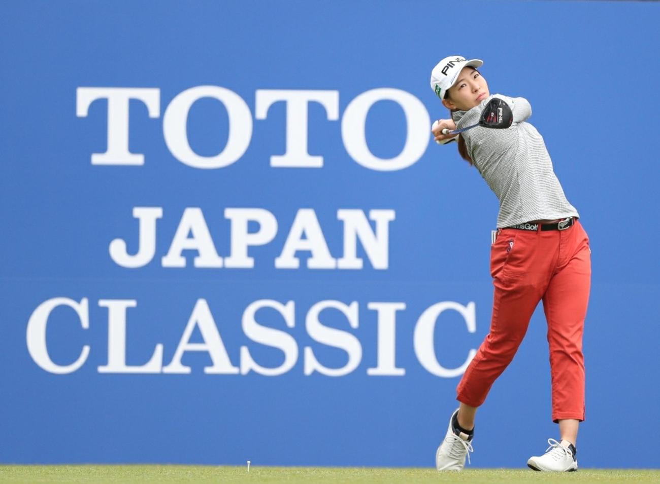 1番、ティーショットを放つ渋野日向子（撮影・狩俣裕三）