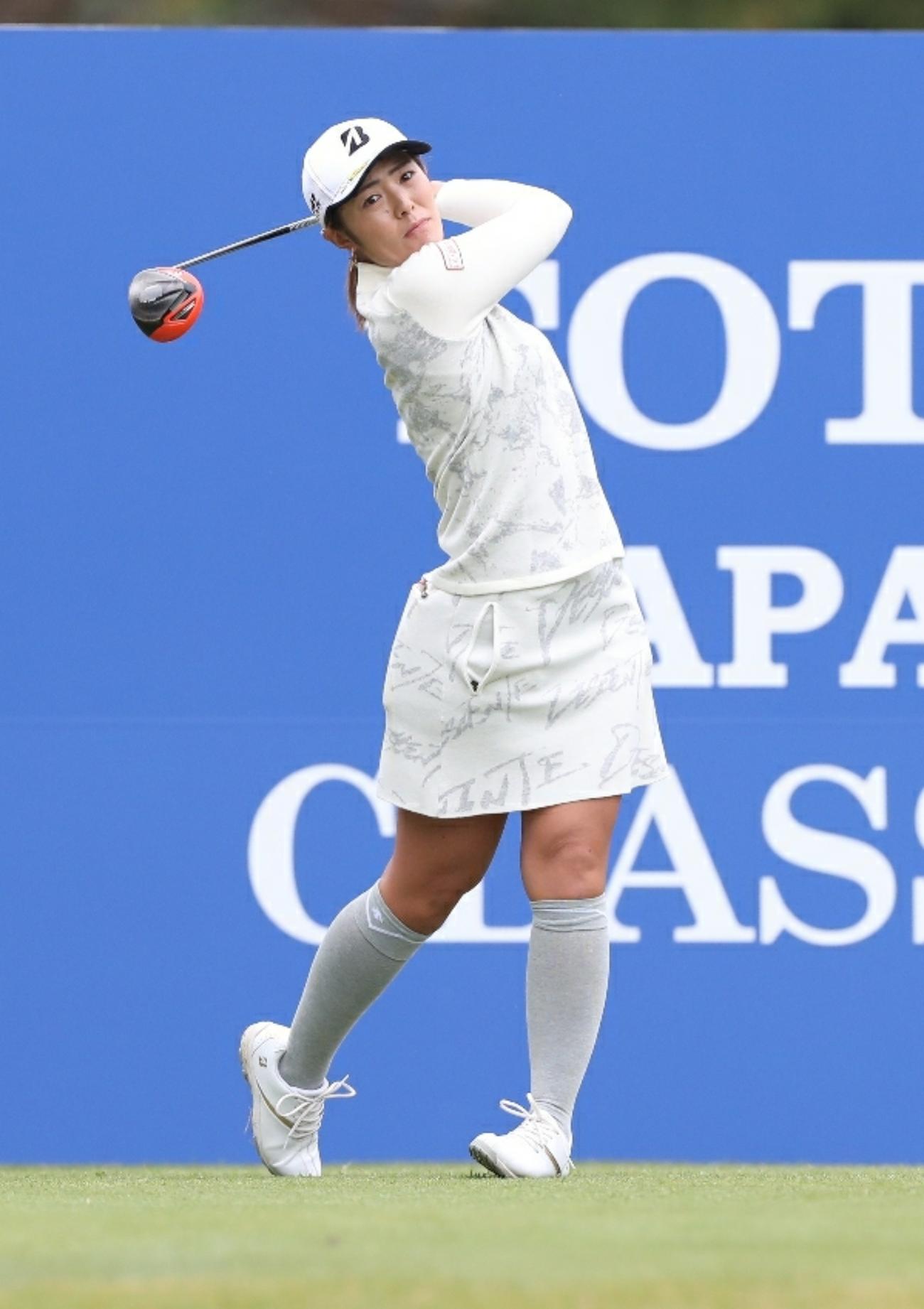 1番、ティーショットを放つ渡辺彩香（撮影・狩俣裕三）