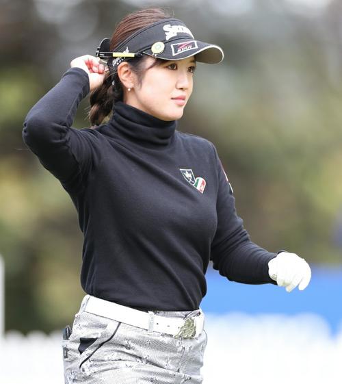 10番、ティーショットを放った後、髪を整える林菜乃子（撮影・狩俣裕三）