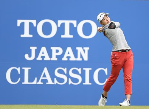 1番、ティーショットを放つ渋野日向子（撮影・狩俣裕三）