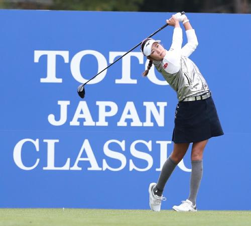 1番、ティーショットを放つ原英莉花（撮影・狩俣裕三）
