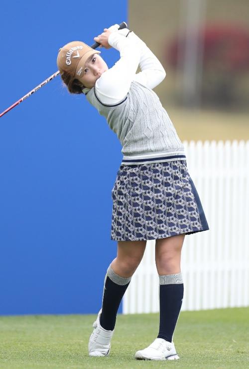 1番、ティーショットを放つ西村優菜（撮影・狩俣裕三）
