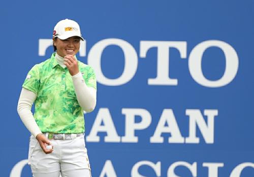 1番、ティーショット前、笑顔を見せる笹生優花（撮影・狩俣裕三）