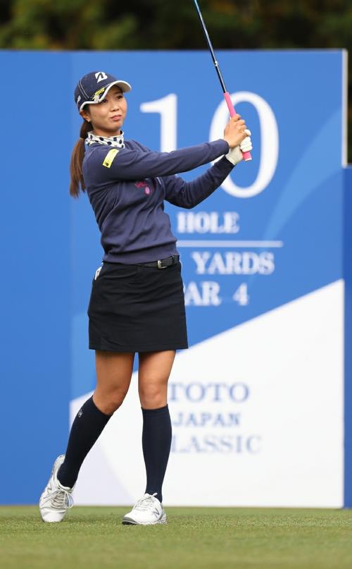 10番、ティーショットを放つ金沢志奈（撮影・狩俣裕三）