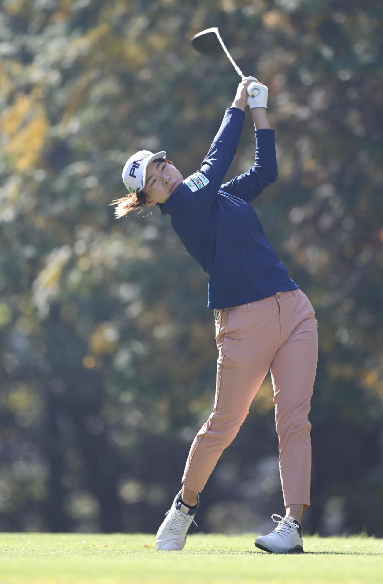 2番、ティーショットを放つ渋野日向子（撮影・狩俣裕三）