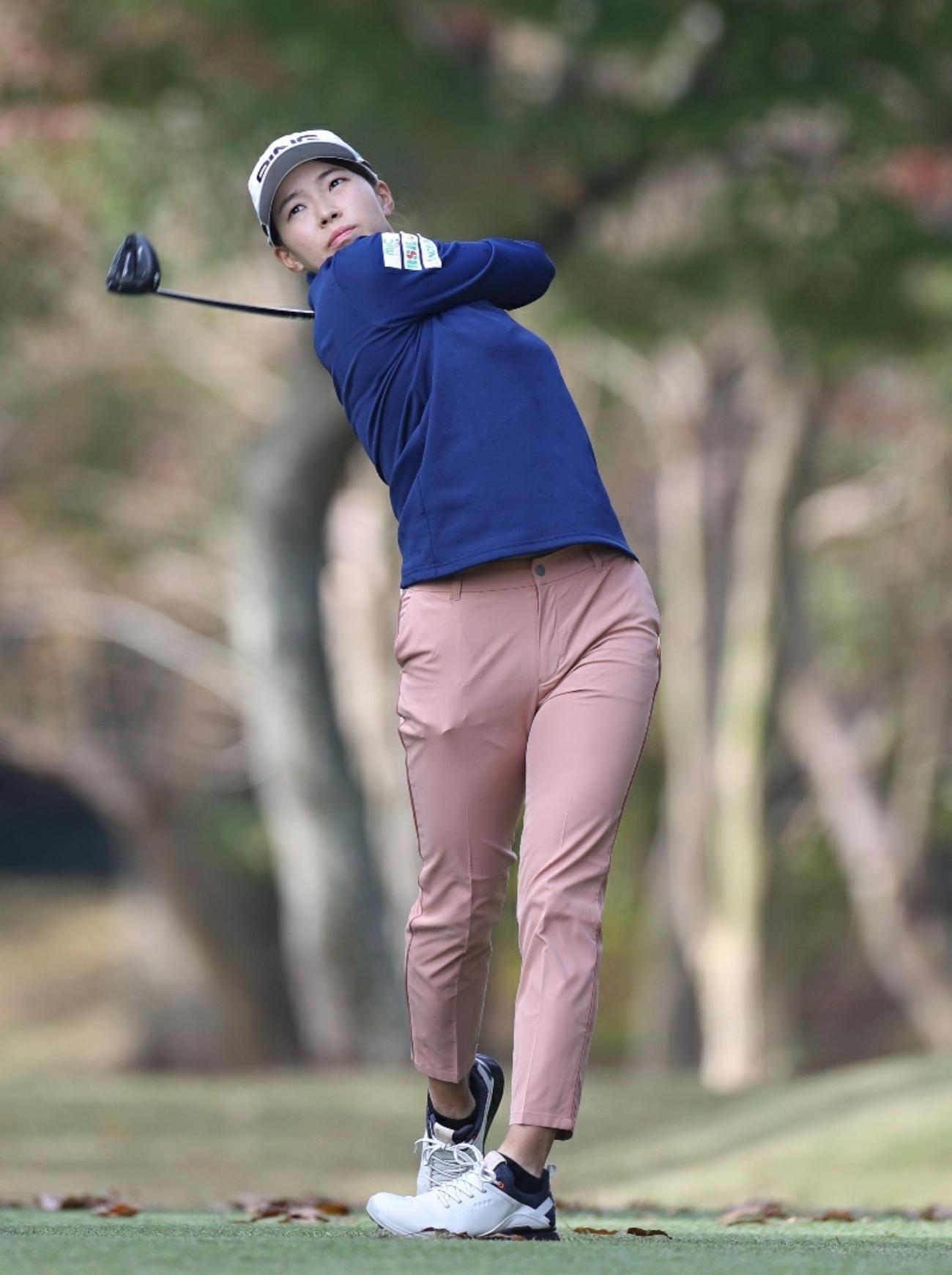 5番、ティーショットを放つ渋野日向子（撮影・狩俣裕三）