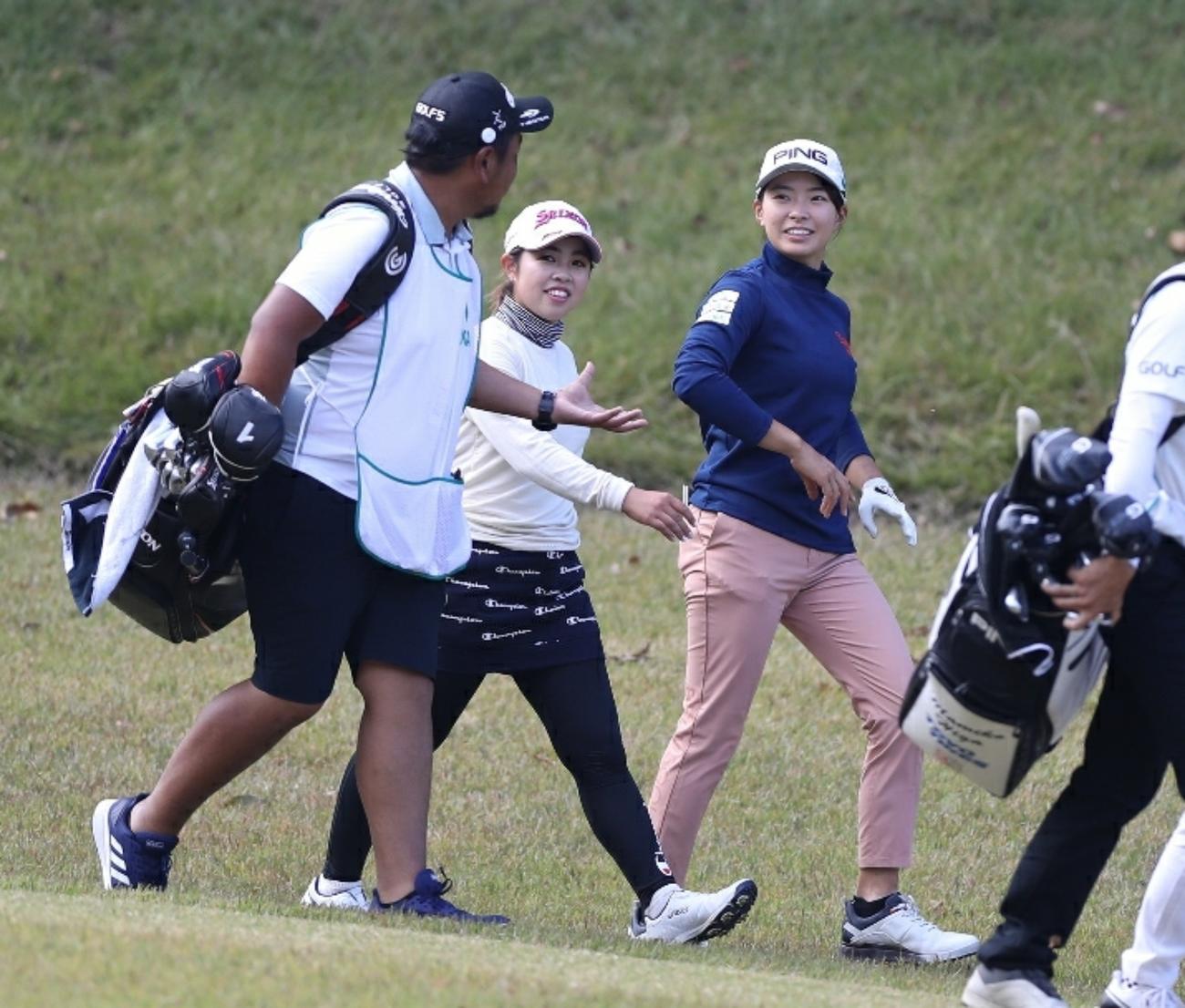 7番、フェアウエーを山下美夢有と談笑しながら歩く渋野日向子（撮影・狩俣裕三）