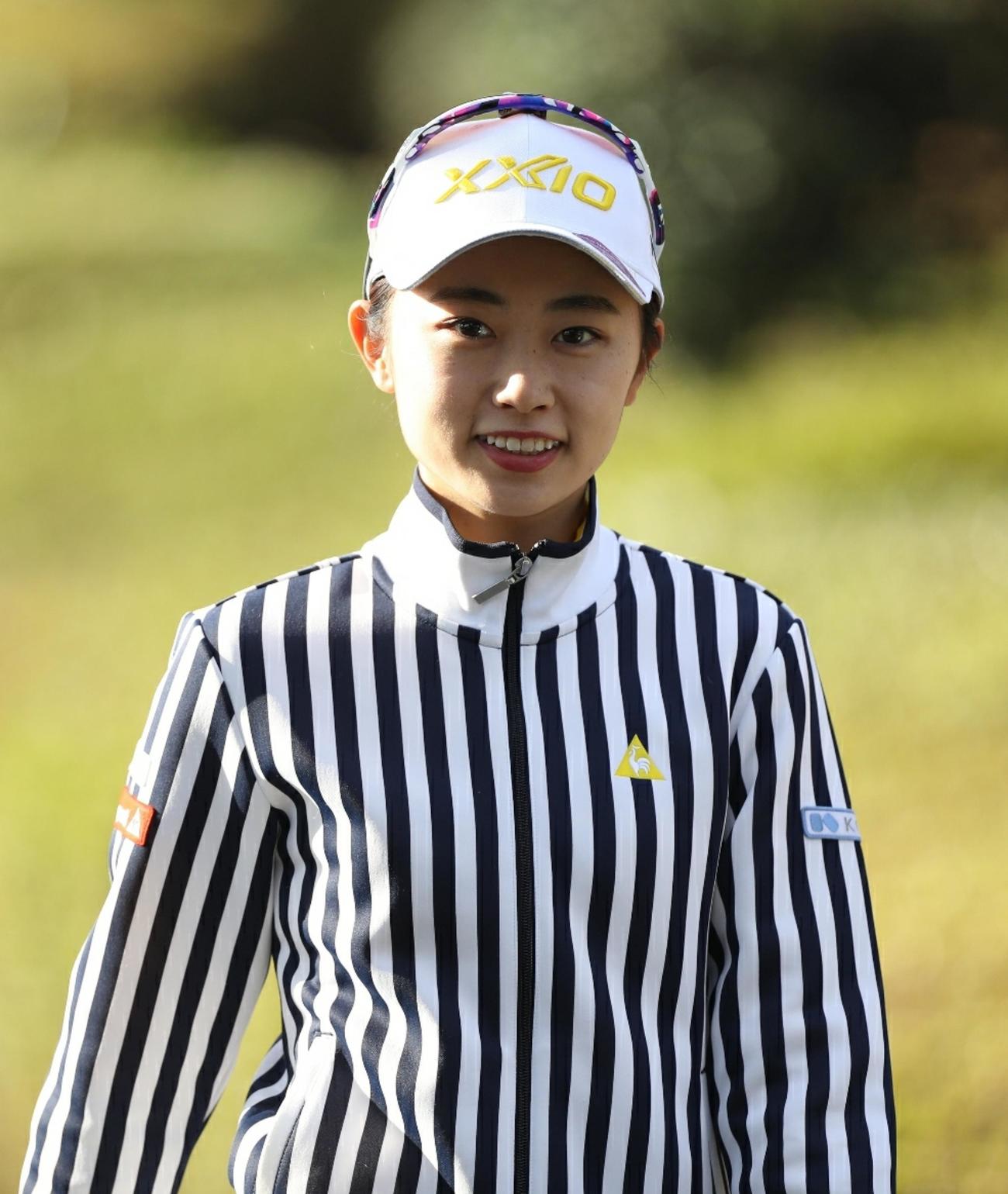ラウンド前、笑顔を見せる安田祐香（撮影・狩俣裕三）