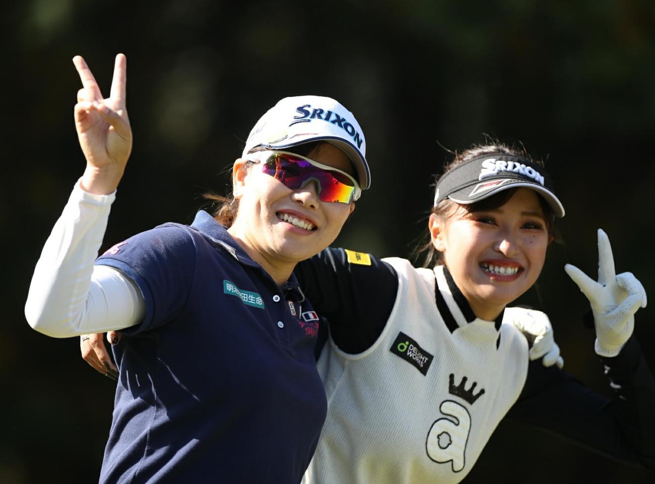 2番、ティーショットを放った後、仲良くポーズを決める勝みなみ（左）と臼井麗香（撮影・狩俣裕三）