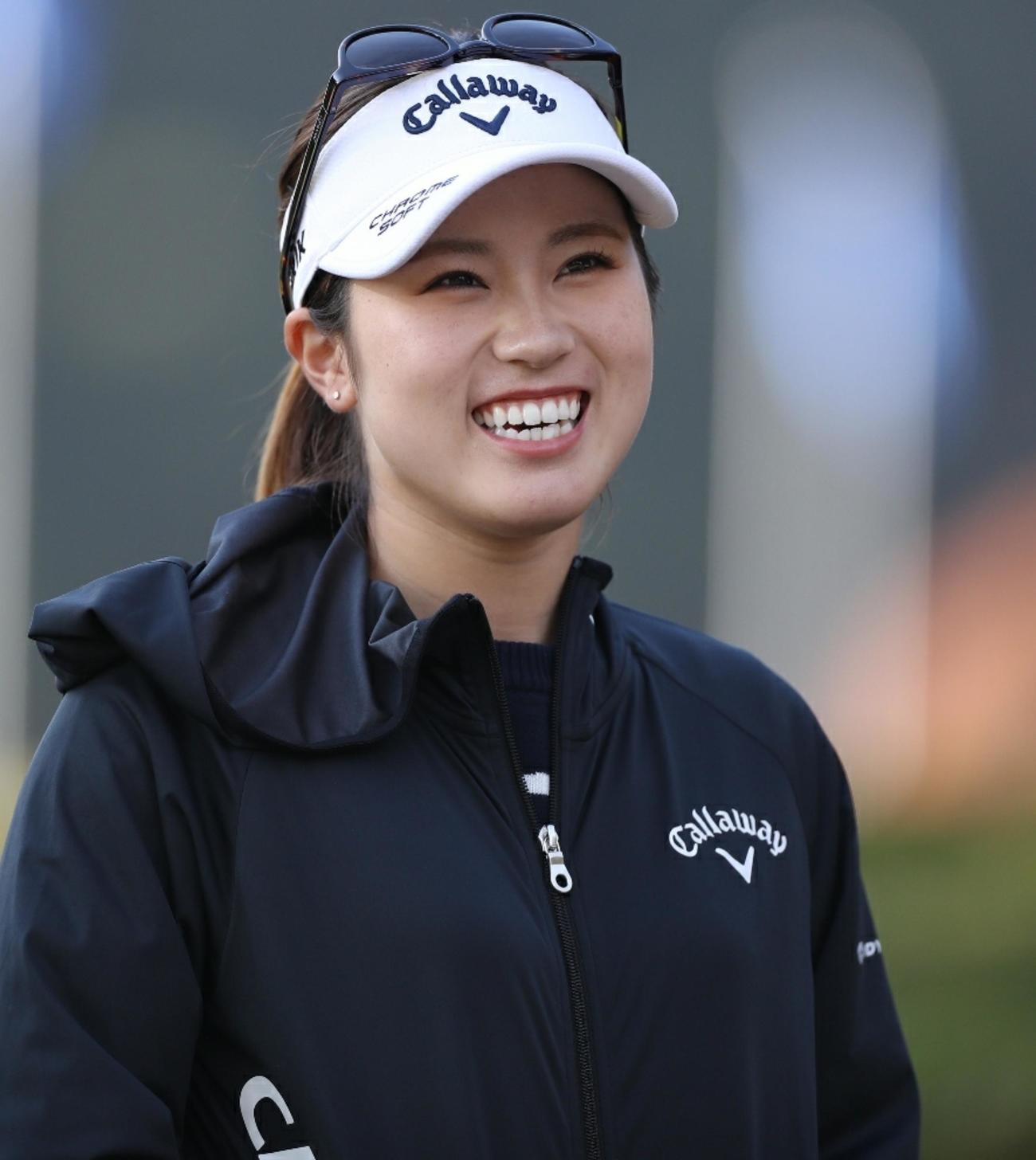 ラウンド前、笑顔を見せる西村優菜（撮影・狩俣裕三）