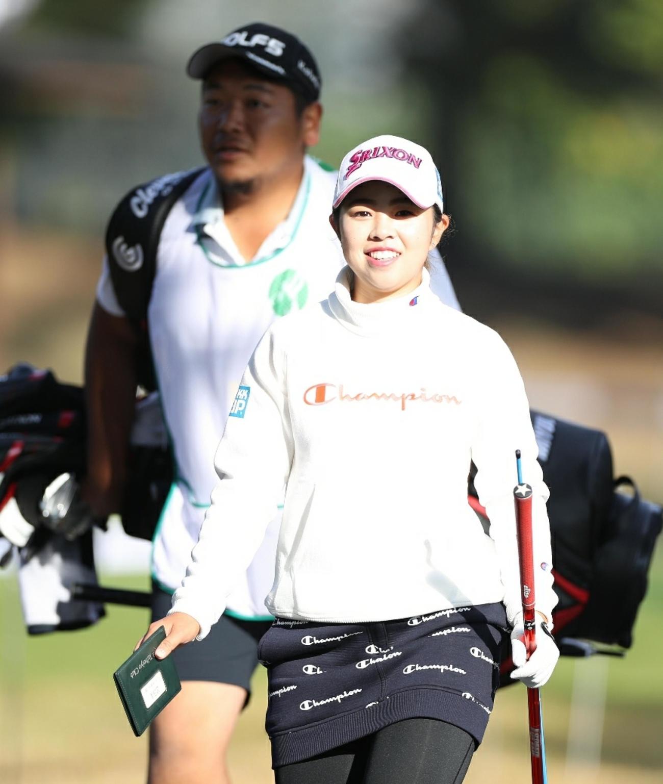 ラウンド前、笑顔を見せる山下美夢有（撮影・狩俣裕三）