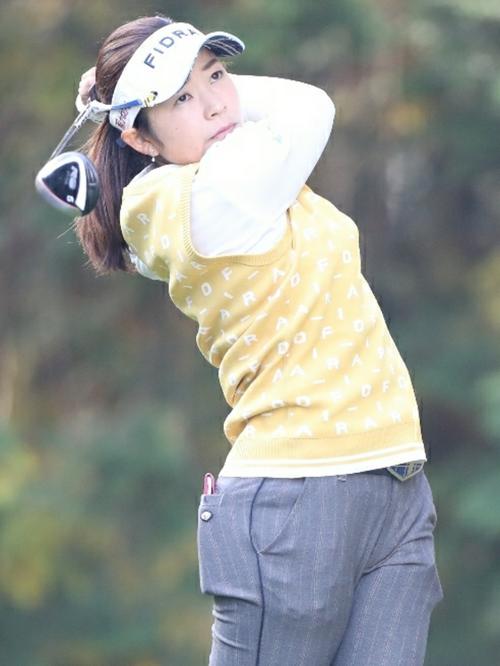 2番、ティーショットを放つ仲宗根澄香（撮影・狩俣裕三）