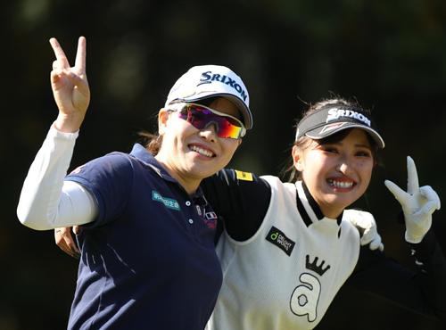 2番、ティーショットを放った後、仲良くポーズを決める勝みなみ（左）と臼井麗香（撮影・狩俣裕三）