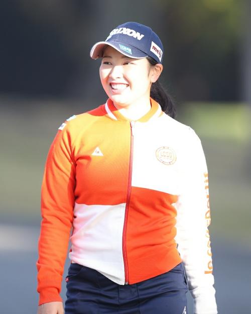 ラウンド前、笑顔を見せる小祝さくら（撮影・狩俣裕三）