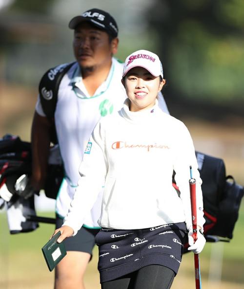 ラウンド前、笑顔を見せる山下美夢有（撮影・狩俣裕三）