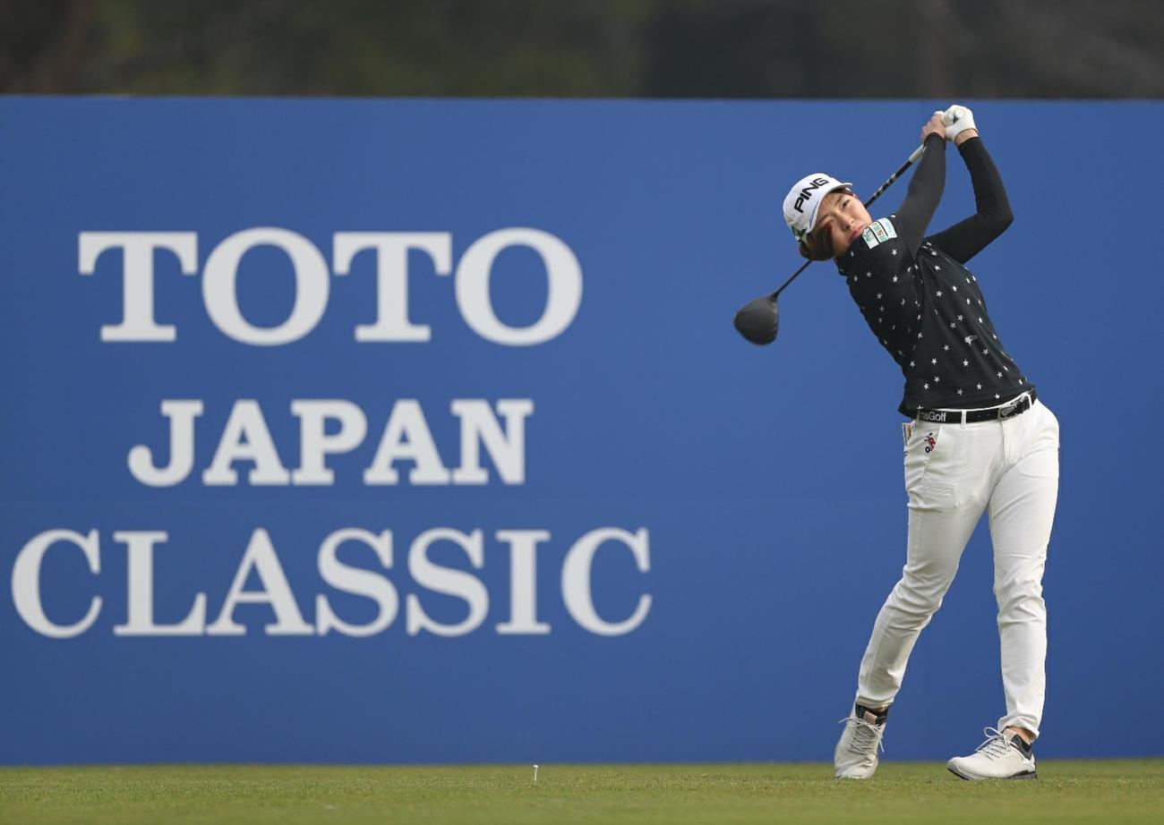 1番、ティーショットを放つ渋野日向子（撮影・狩俣裕三）
