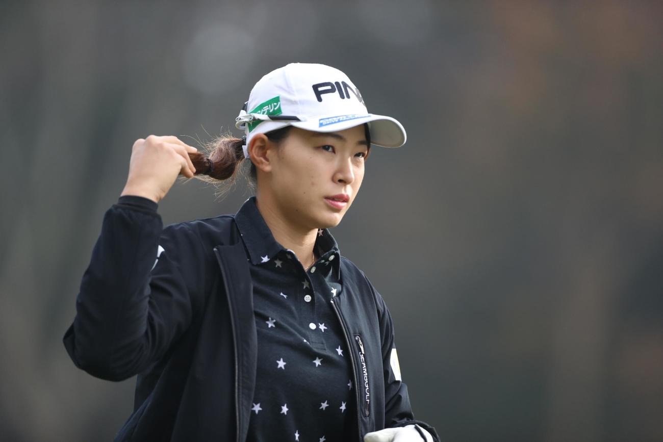 1番、ティーショットを放った後、真剣な表情を見せる渋野日向子（撮影・狩俣裕三）