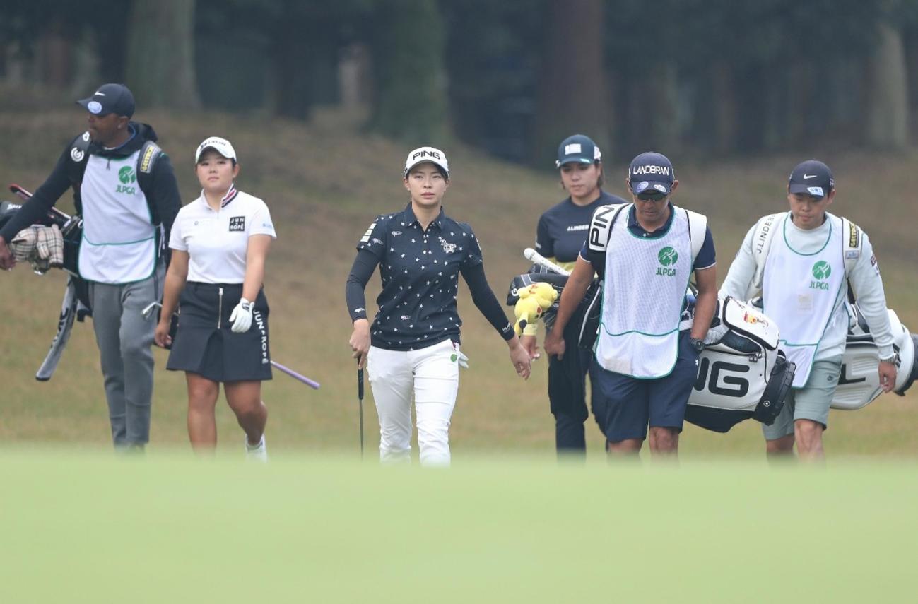 3番、フェアウエーを歩く渋野日向子（撮影・狩俣裕三）