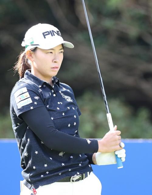 16番、ティーショットを放ち、打球をじっと見つめる渋野日向子（撮影・狩俣裕三）