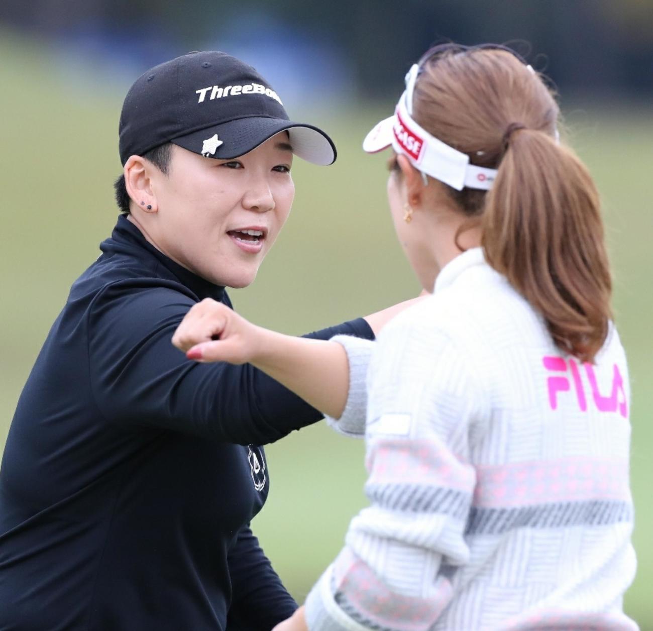 優勝を決め、木村彩子（手前）とひじタッチをかわす申ジエ（撮影・狩俣裕三）